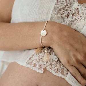 Bracelet personnalisé cordon de soie tressé médaille perlée or ÉPURE