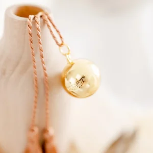 Bola de grossesse couronne de plumes CARESSE – cordon de soie