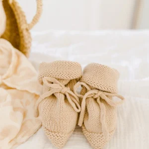 Chaussons de naissance tricotés taupe 100% coton 0-6 mois BIENVENUE AU MONDE