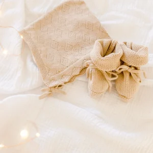 Set naissance chaussons et béguin tricotés taupe 100% coton 0-6 mois BIENVENUE AU MONDE
