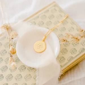 Collier fleur de naissance personnalisable médaille moon ECLOSION