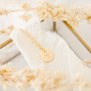 Collier fleur de naissance personnalisable médaille perlée ECLOSION